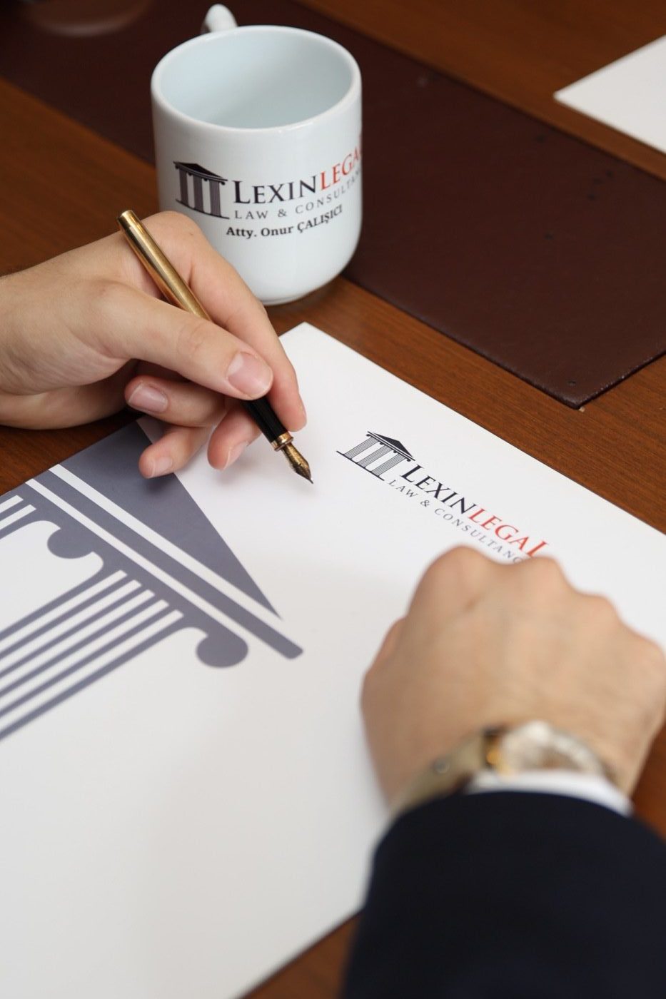 Lexin Legal 律师在事务所抬头信纸上签署文件