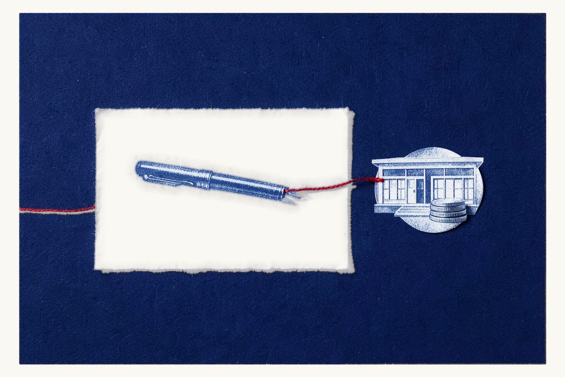 Chèques sans provision en Türkiye: une grande feuille de papier traversée par un stylo-plume, reliée par un fil rouge à une pile de pièces d'argent devant un petit immeuble de bureaux, cyanotype