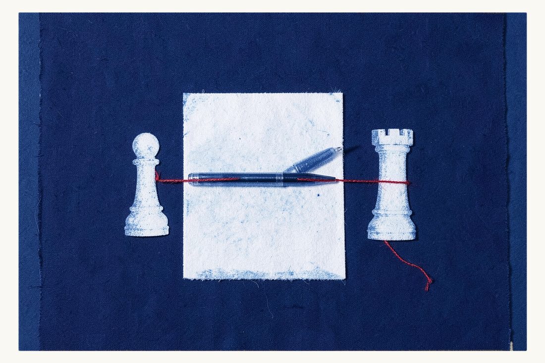 Rupture de contrat en Türkiye: une grande feuille de papier avec un stylo-plume, un pion d'échecs attaché à elle par un fil rouge et une tour dont le fil rouge s'arrête avant la feuille, cyanotype