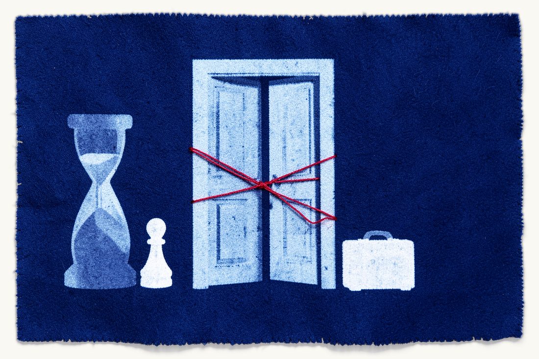 Interdiction de retour après l'expulsion : une porte entrouverte barrée par un fil rouge noué en zigzag, un sablier à côté, un pion avec une petite valise attendant dehors, cyanotype
