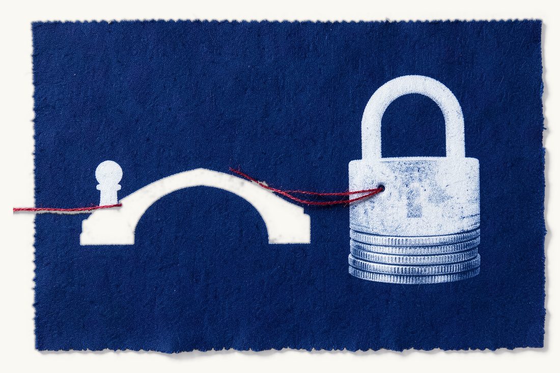 تنفيذ حكم أجنبي على أموال في تركيا: خيط أحمر يخرج من بيدق شطرنج ويعبر جسرًا مقوّسًا ويُعقد بقفل كبير قائم على كومة عملات فضية، طباعة سيانوتايب