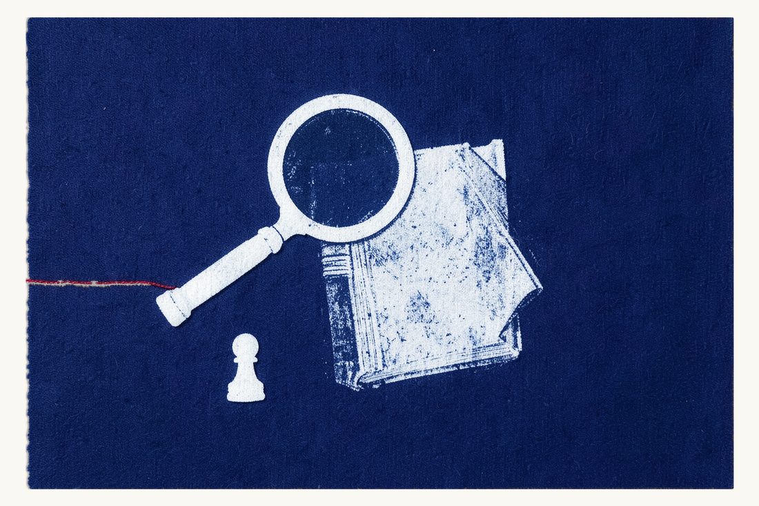 الإفلاس بالتقصير ومعيار العناية المطلوب من التاجر: عدسة مكبرة كبيرة فوق كتاب قديم سميك وخيط أحمر يمتد منها إلى بيدق شطرنج صغير، طباعة سيانوتايب