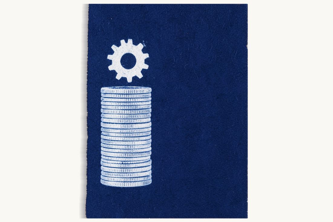 Impôt sur le revenu contre impôt sur les sociétés : deux hautes piles de pièces côte à côte séparées par un fil rouge vertical, un pion sur la plus haute, un engrenage sur l'autre, cyanotype