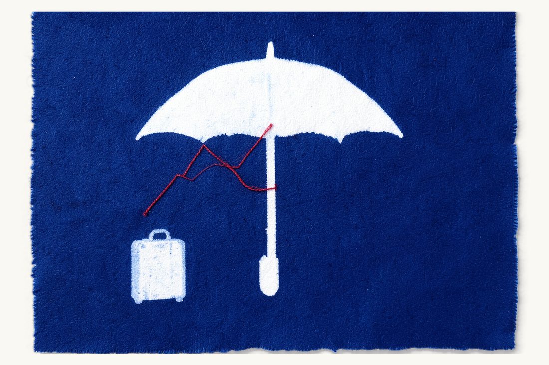كيف يصل المستثمر الأجنبي إلى صناديق الاستثمار التركية: مظلة كبيرة مفتوحة يرسم تحتها خيط أحمر خطاً متعرجاً صاعداً يبدأ من حقيبة صغيرة على اليسار، طباعة سيانوتايب