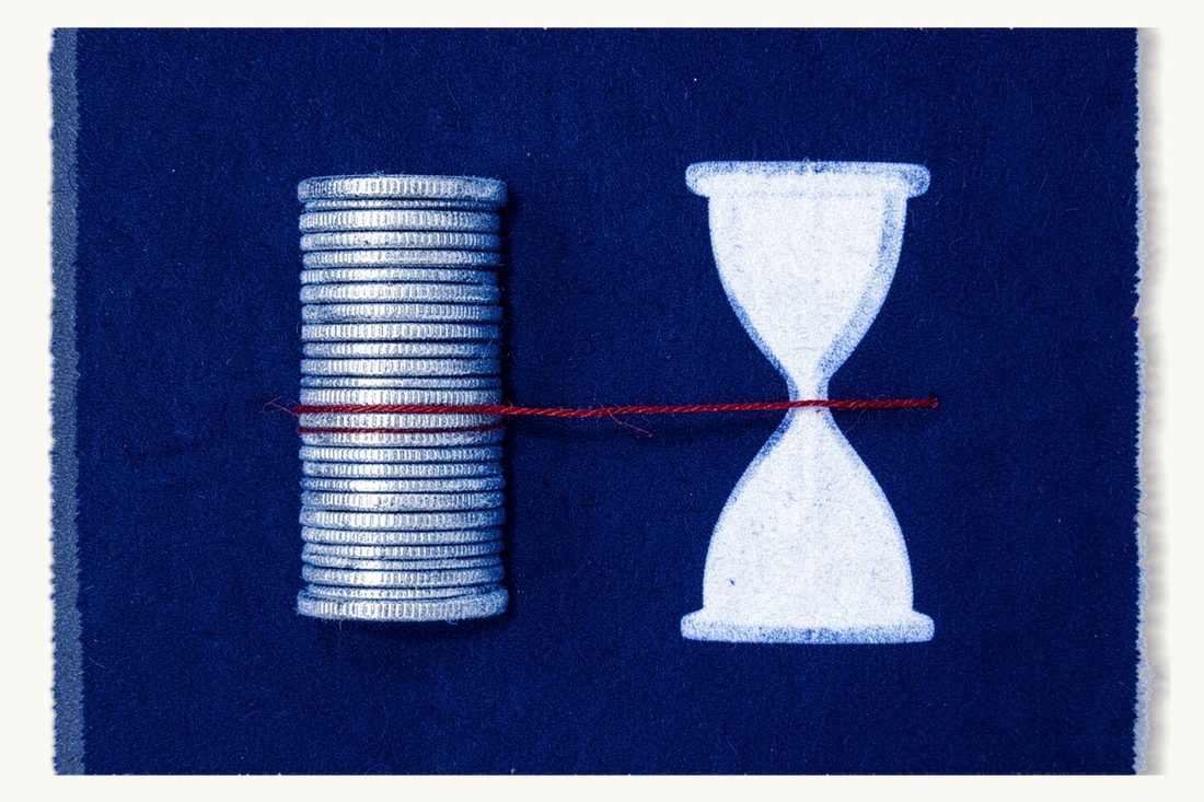 Montant, forme et moment du dépôt : une haute pile de pièces de profil à gauche, reliée par un fil rouge à un sablier à droite, cyanotype