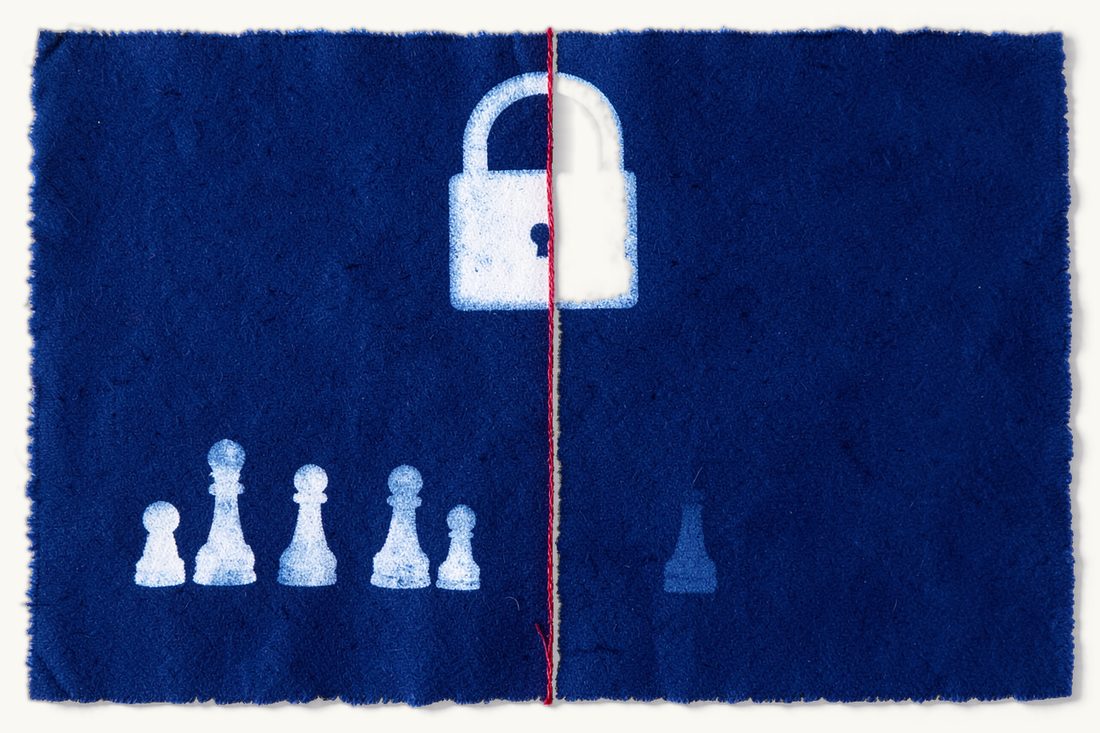 Restrictions au transfert d'actions des sociétés anonymes turques: un grand cadenas au-dessus d'une ligne verticale rouge qui sépare une large partie gauche avec trois petits pions d'échecs d'une partie droite étroite avec un seul pion, cyanotype