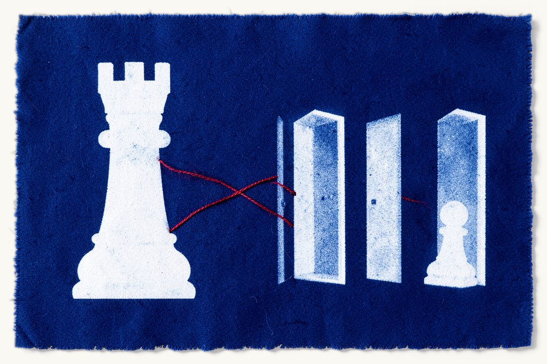 土耳其挤出少数股东:一枚国际象棋车,红线分成三股,通向三扇窄窄的半开门,门后站着一枚小兵,蓝晒图