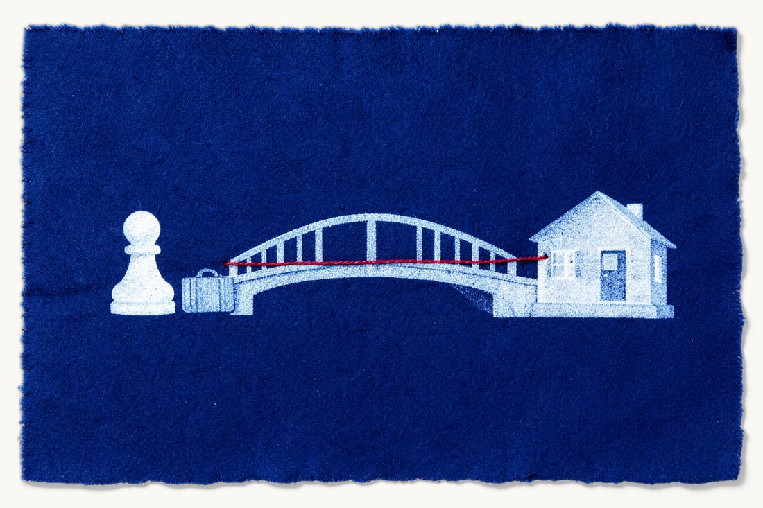 Transfèrement pour purger une peine turque dans son pays d'origine : un pont en arc, un pion et une valise à gauche, une maison à droite, un fil rouge le long du tablier, cyanotype