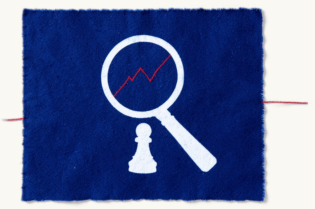Checking whether an investment firm in Turkey holds a licence: a large magnifying glass framing a red thread zigzag like a market chart, a pawn standing below, cyanotype print