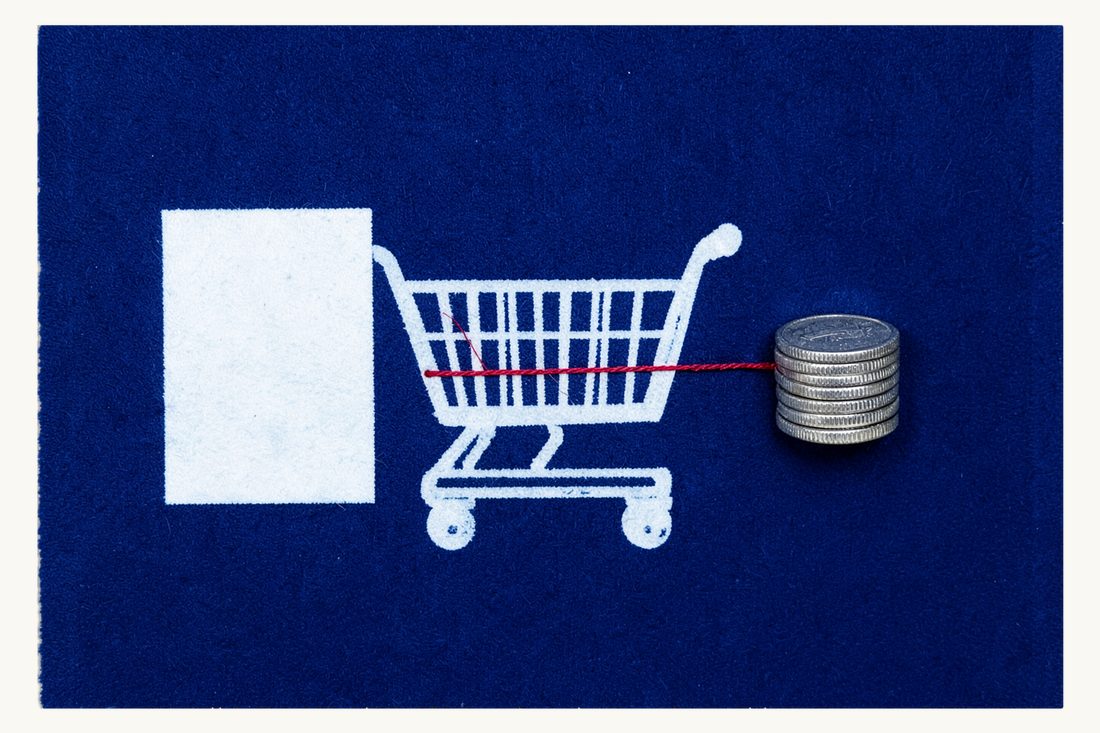 ضريبة القيمة المضافة على مبيعات الشركات الأجنبية في تركيا: عربة تسوق كبيرة بين فاتورة فارغة وكومة عملات قصيرة يربطها خيط أحمر، طباعة سيانوتايب
