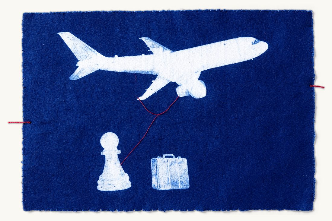 الترحيل من تركيا وحظر الدخول اللاحق: طائرة ركاب تصعد فوق بيدق صغير وحقيبة يربطها بها خيط أحمر، طباعة سيانوتايب
