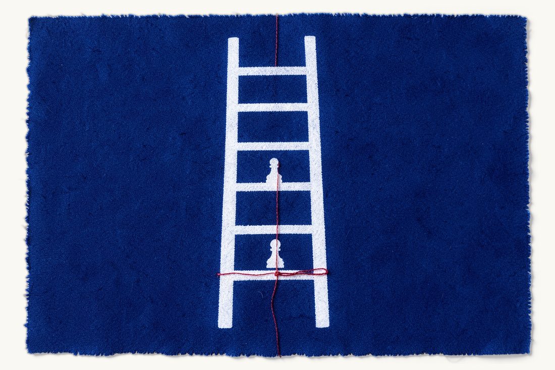 Héritiers légaux et ordres de succession : une haute échelle à trois barreaux, un petit pion sur chacun, le fil rouge noué seulement au barreau le plus bas, cyanotype