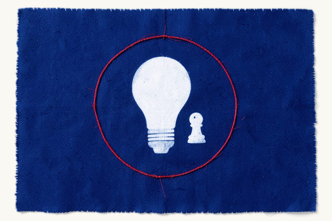 Droit de la propriété intellectuelle en Turquie : une grande ampoule au centre d'un large cercle protecteur de fil rouge, un petit pion à côté, cyanotype
